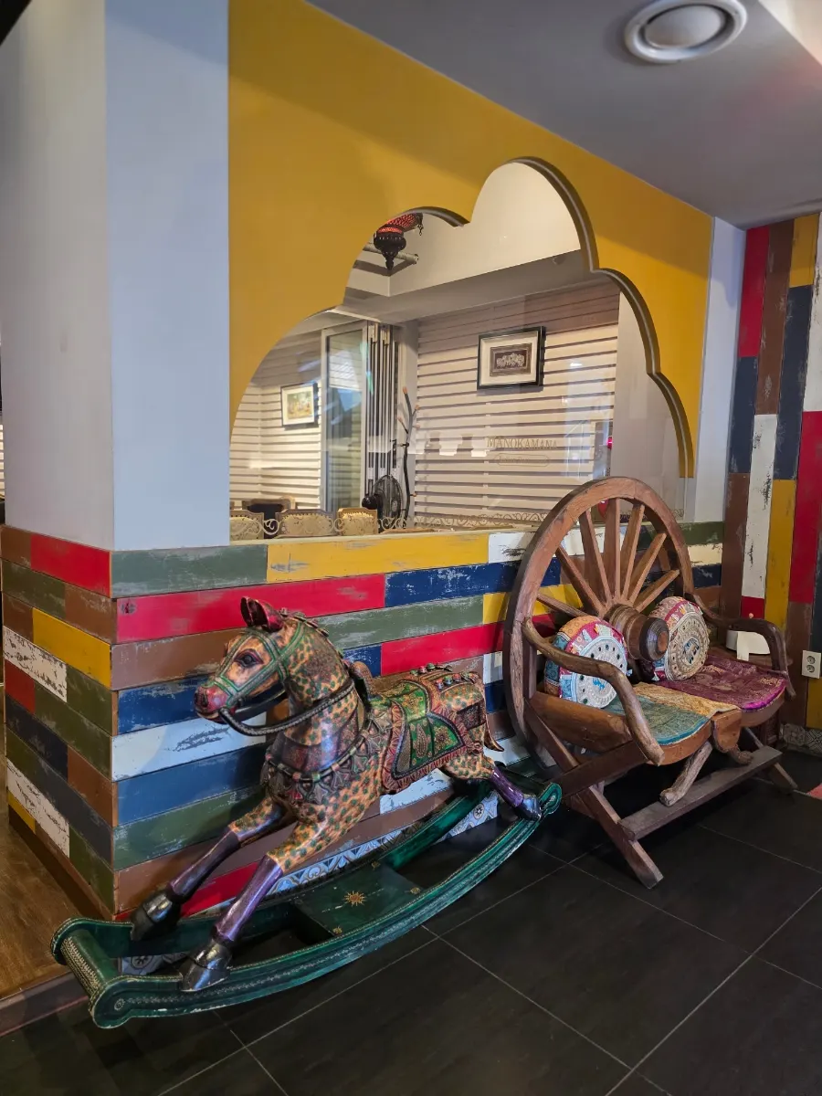 인도풍 소품으로 꾸민 실내 한쪽