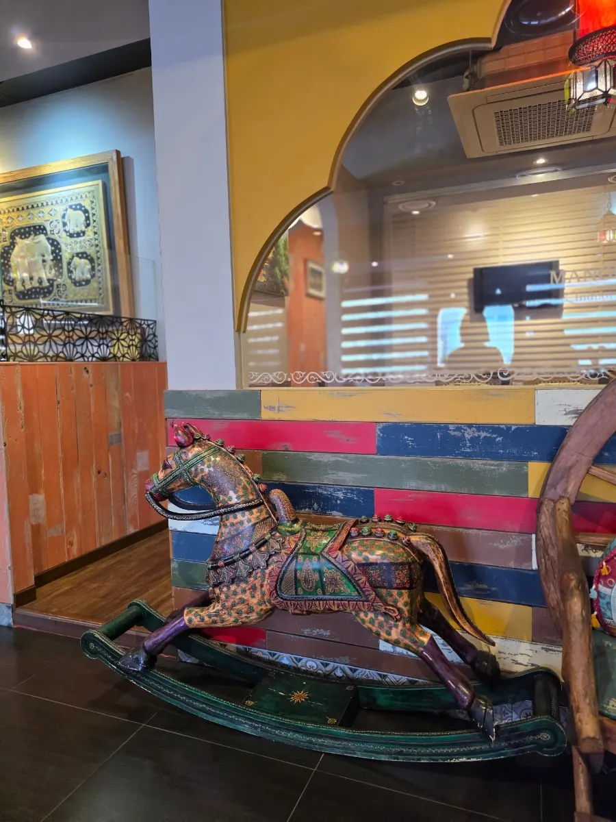 이국적인 장식품이 놓인 선반