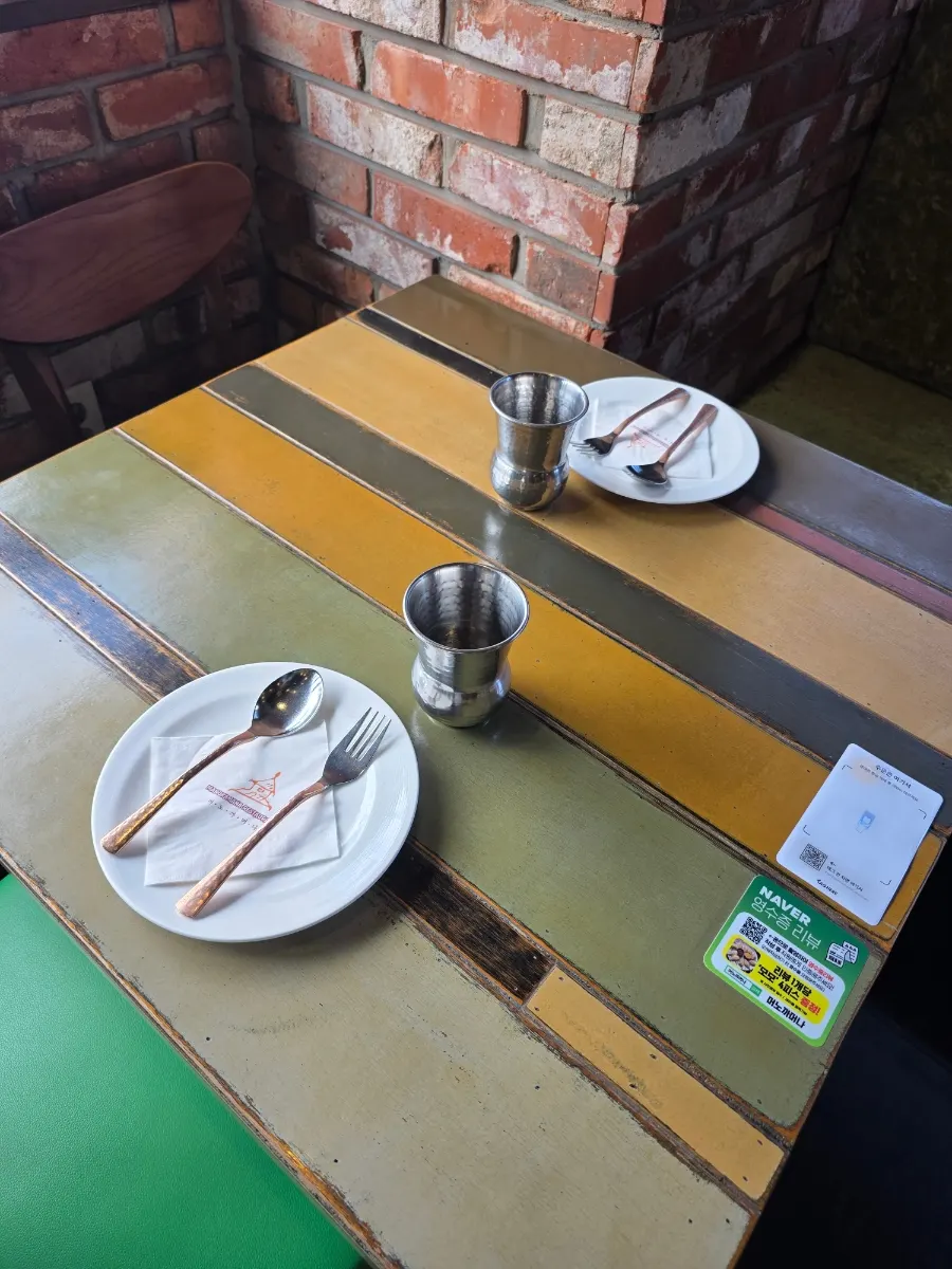 기본 세팅된 테이블과 이국적인 물잔