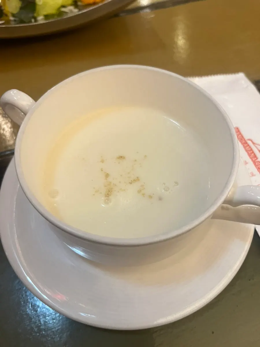 세트메뉴 첫 코스로 나온 치킨스프