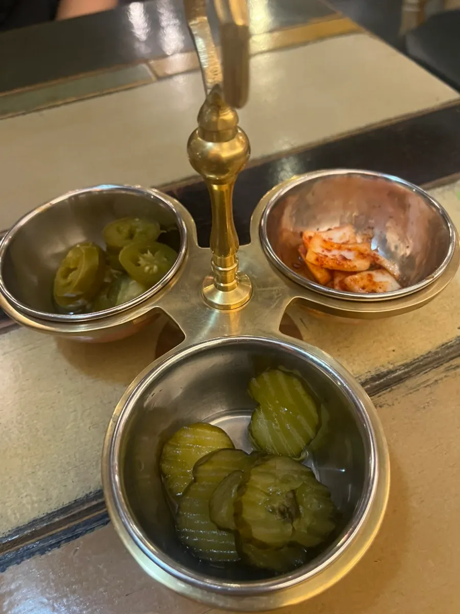 테이블에 놓인 치킨스프 클로즈업