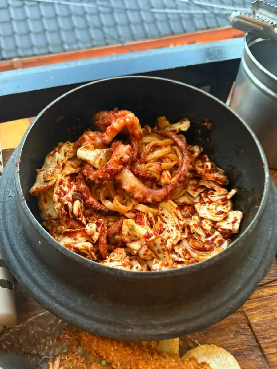 Hyehwahwa cauldron octopus knife-cut noodles and makgeolli
