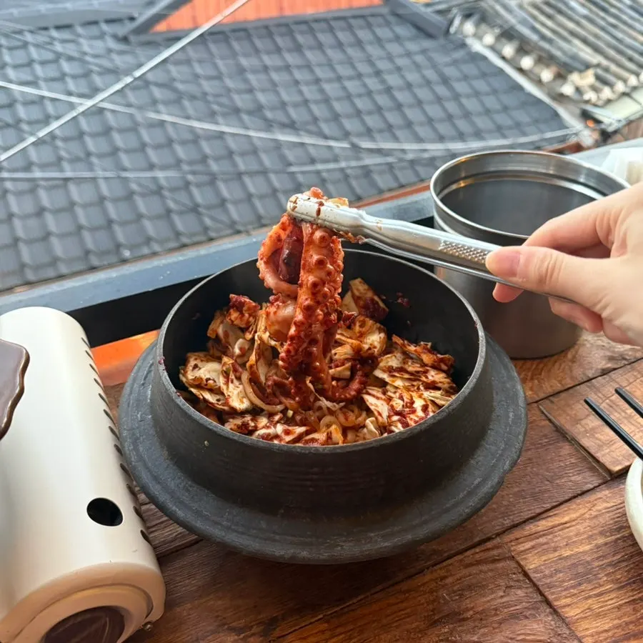 Straw-fire par-cooked cauldron octopus knife-cut noodles