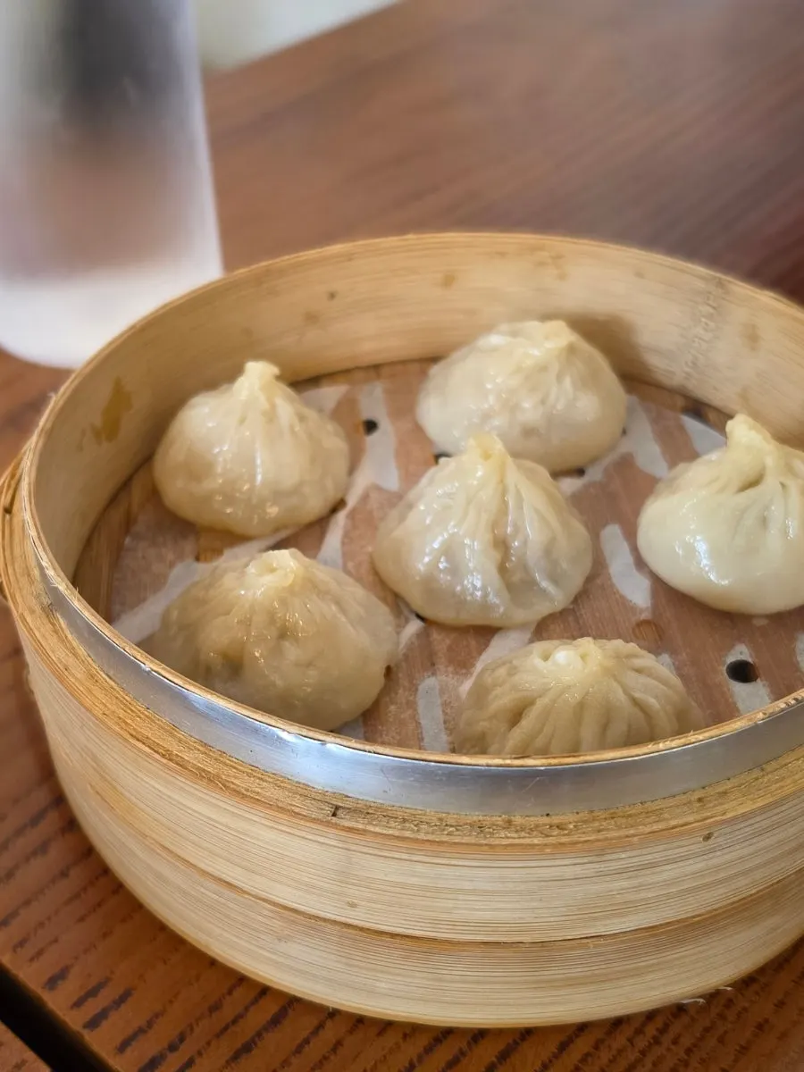 찜기에 담겨 나온 청화원 소룡포
