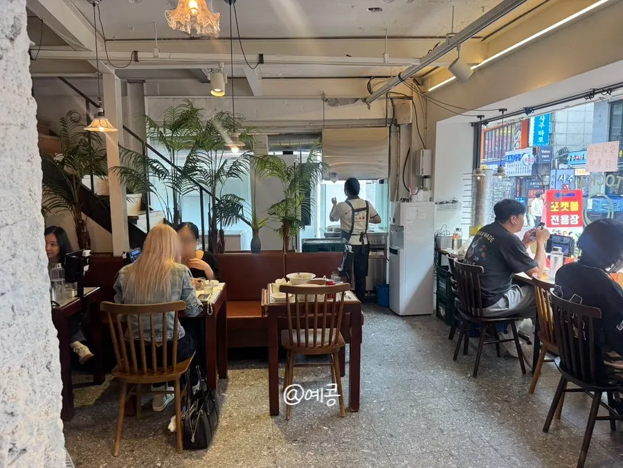 First-floor interior seating at Cheonghwawon Daehangno Branch