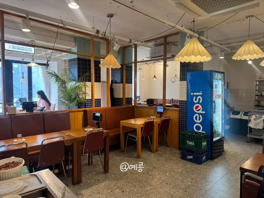 Spacious two-floor hall at Cheonghwawon Daehangno Branch