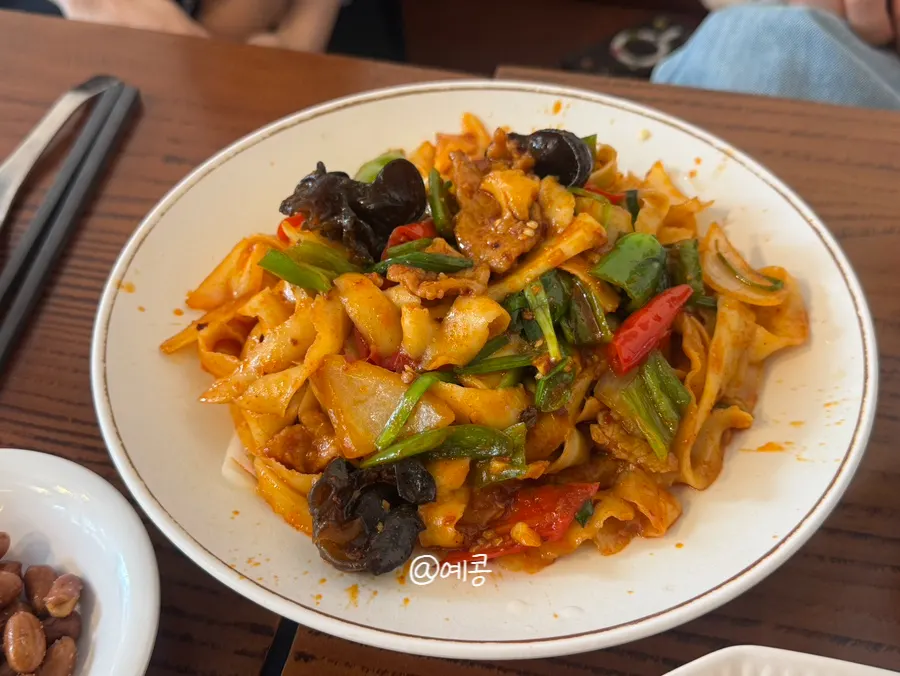 Lifting up a strand of beef knife-cut noodles