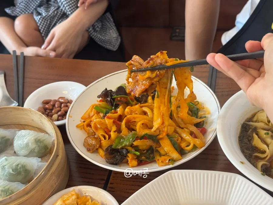 Beef stir-fried noodles cooked in mala sauce
