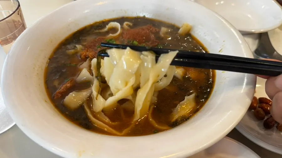 국물 색이 진한 청화원 우육면 한 그릇