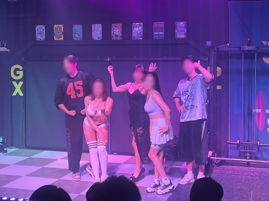 관객 참여형 공연이 진행되는 객석과 무대