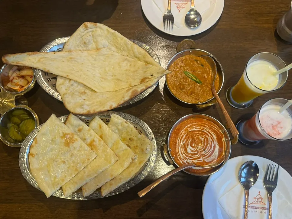 버터난 갈릭난 치킨커리와 라씨 주문