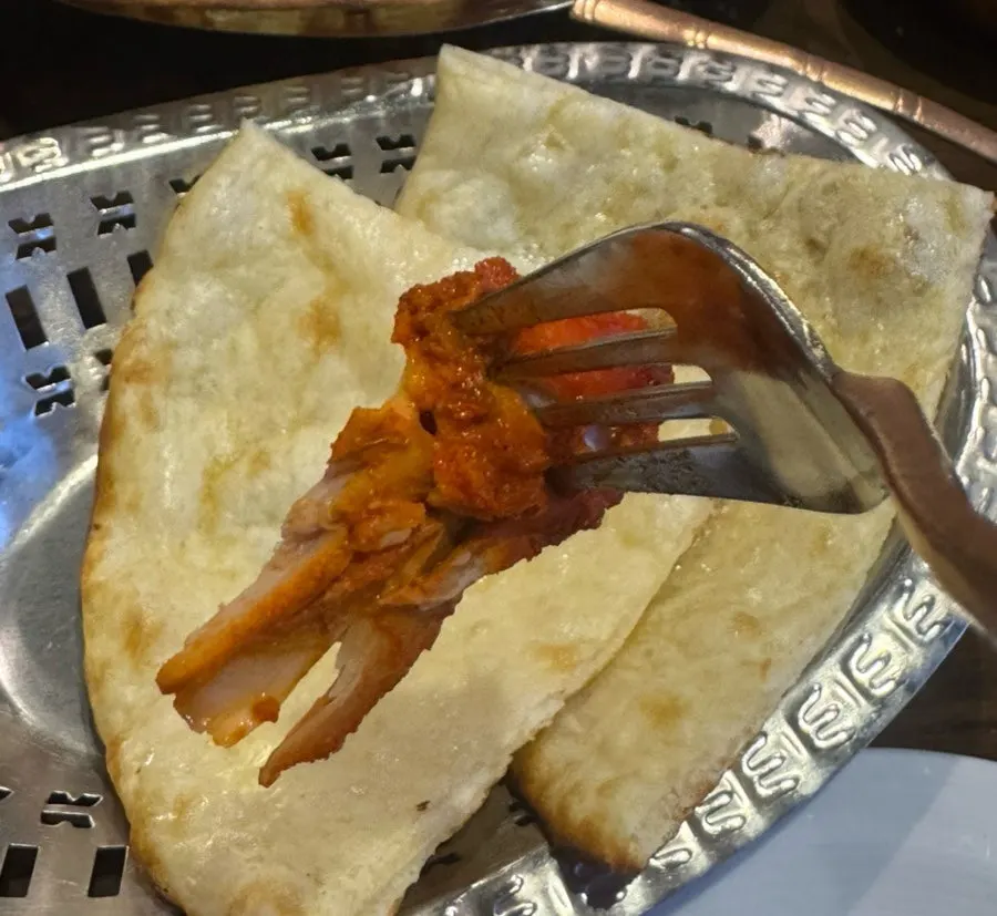 핫소스와 곁들인 탄두리치킨