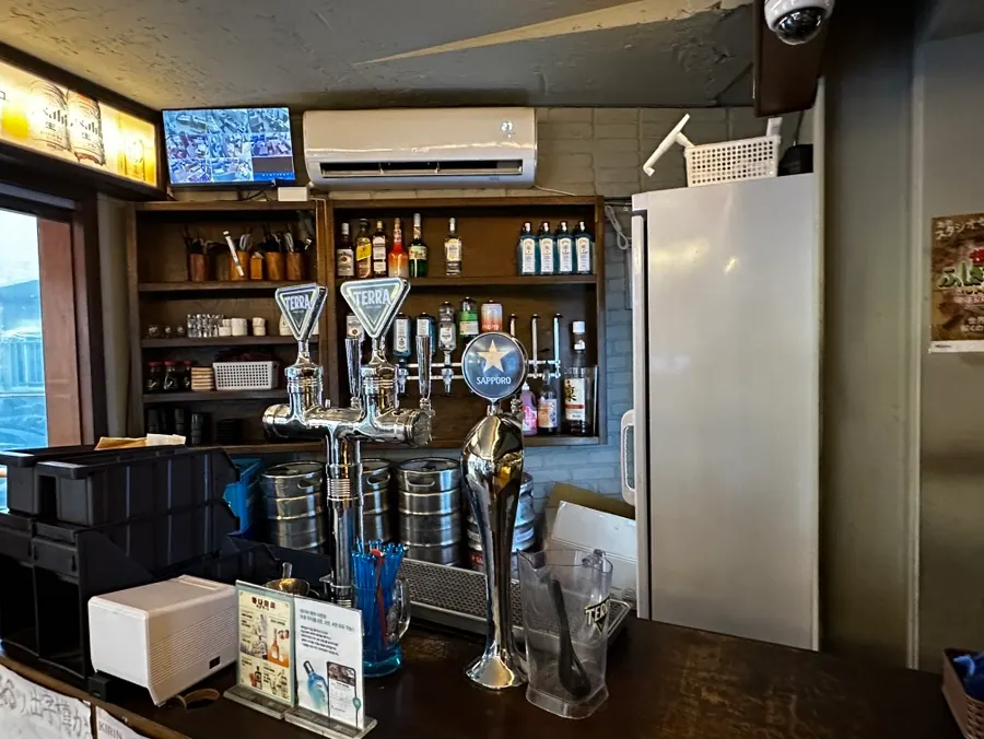 Counter-style bar seating at Hanamato