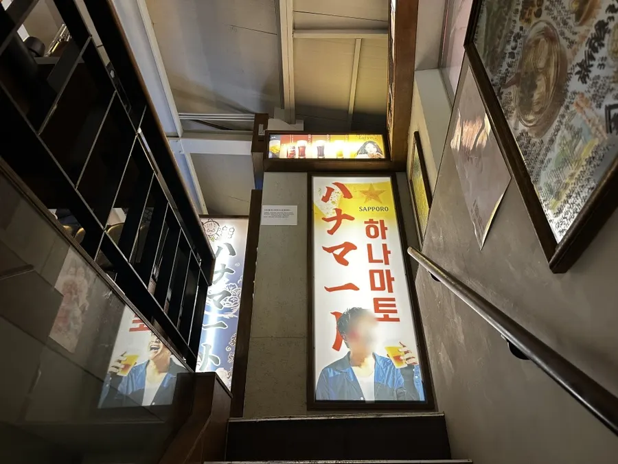 Second-floor window seats at Hanamato