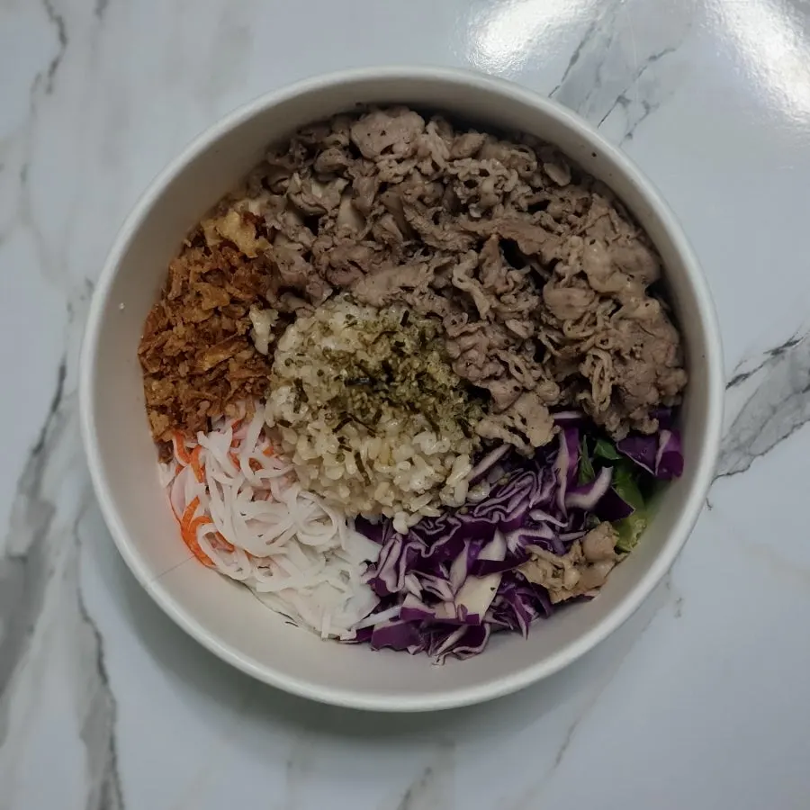 연어 비빔포케와 우삼겹 비빔포케를 나란히 놓은 상차림