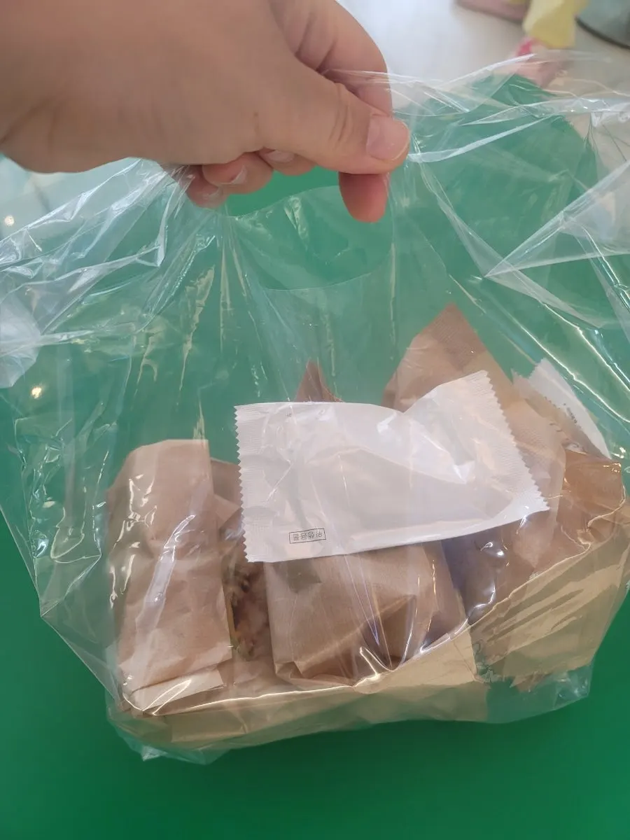 샐러링 대학로점 카운터와 메뉴 안내