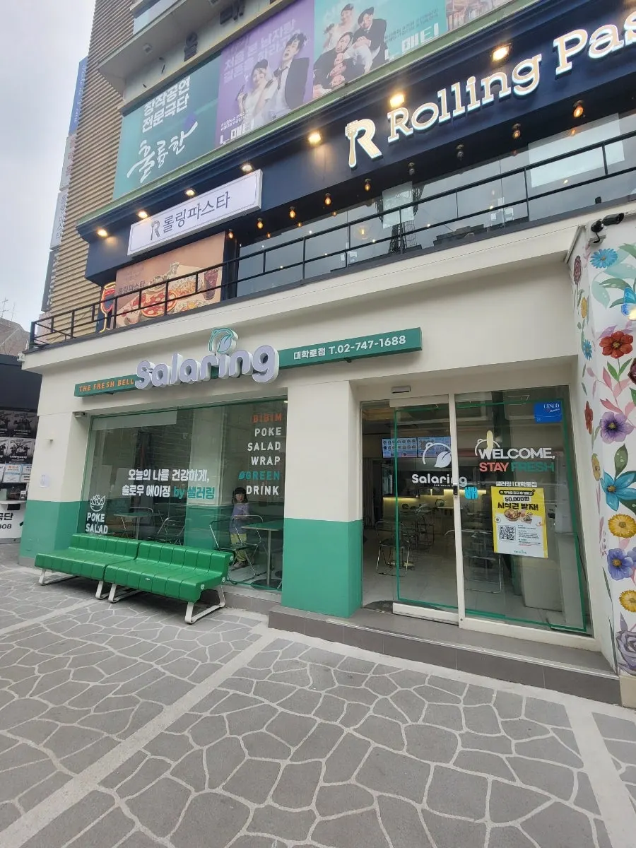 깔끔하게 포장된 샐러링 샌드위치 세 가지