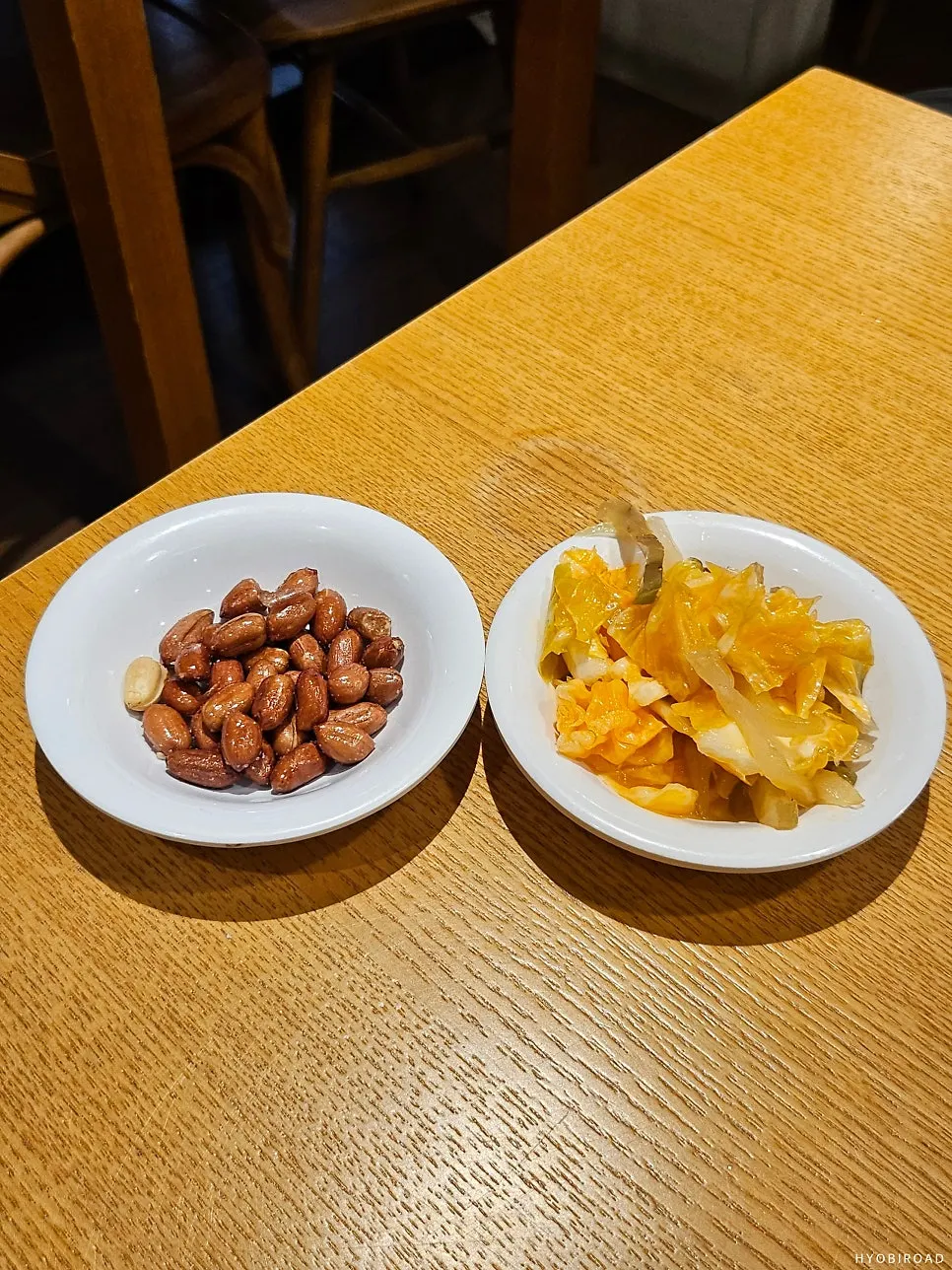 기본 반찬으로 나온 볶음땅콩과 짜사이