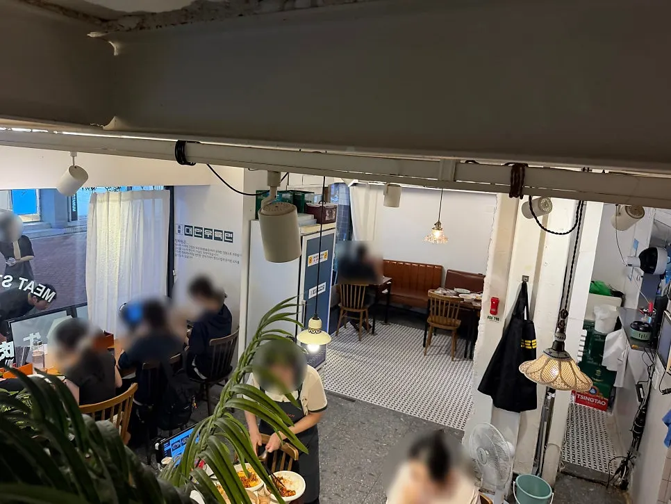First-floor table at Cheonghwawon Daehangno Branch