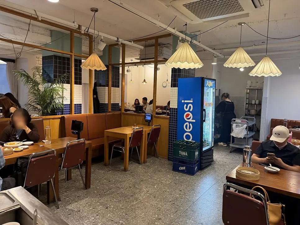 View of the first floor interior at Cheonghwawon Daehangno Branch