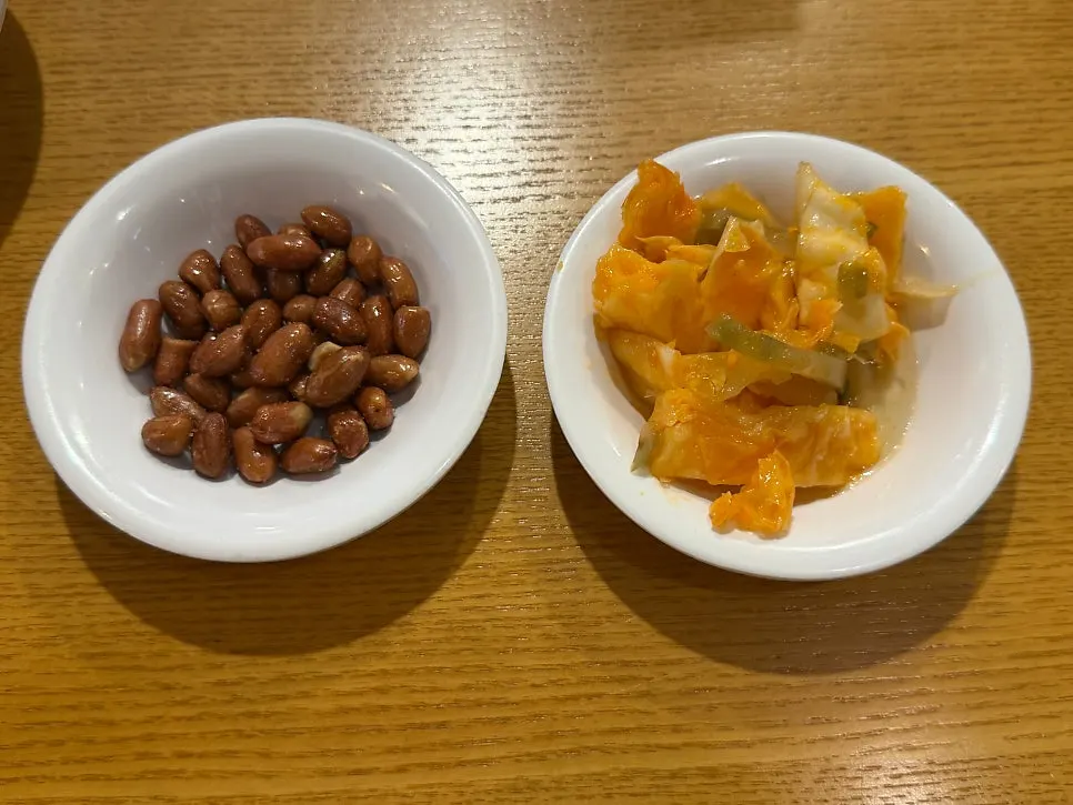 Cheonghwawon's basic side dishes, peanuts and pickled cabbage