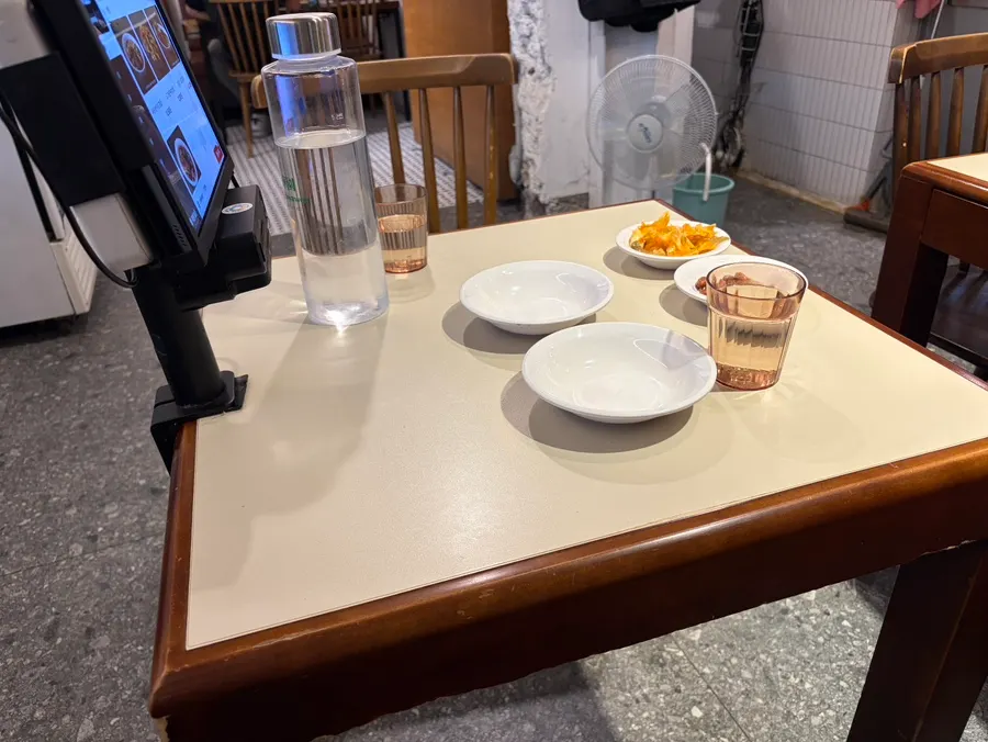 청화원 대학로점 1층 다찌석 내부