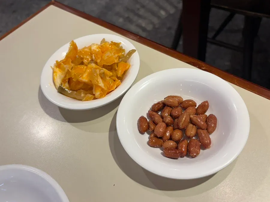 기본 찬으로 나온 땅콩