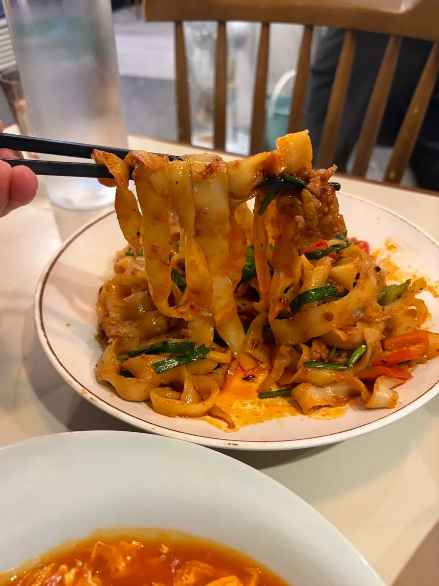 통통한 도삭면과 소고기, 채소를 볶은 모습