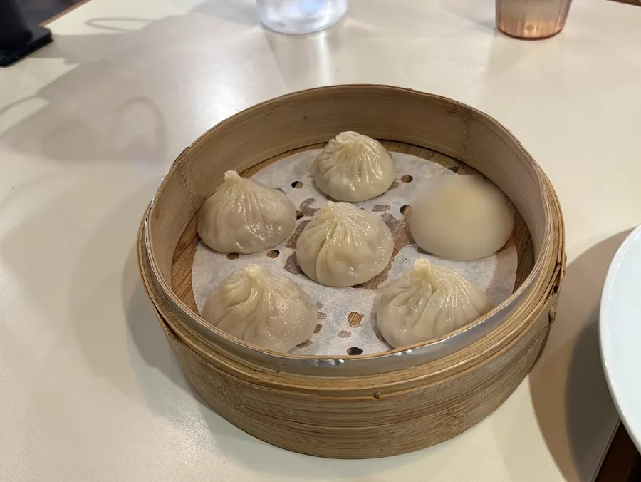 찜기에 담겨 나온 쇼롱포오