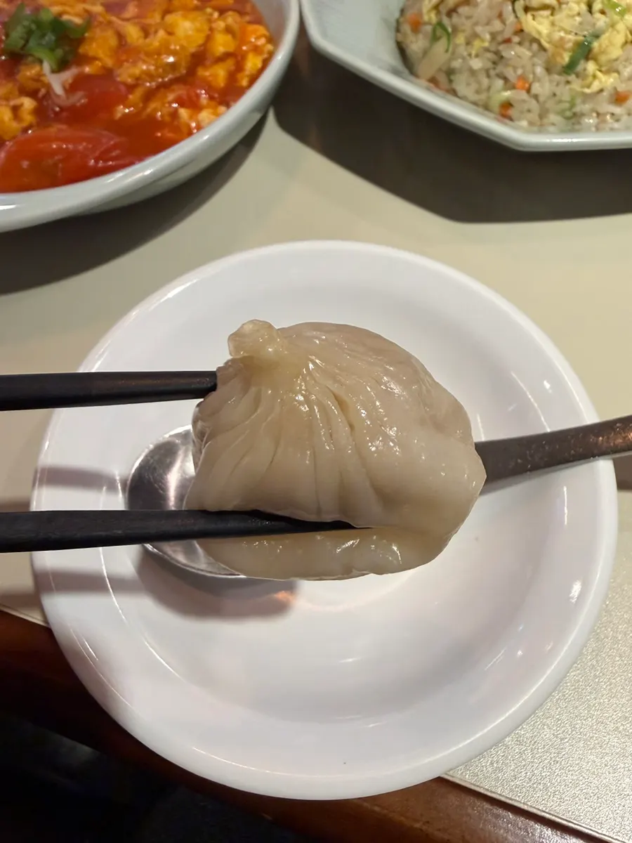 간장 소스에 찍은 육즙 가득한 쇼롱포오