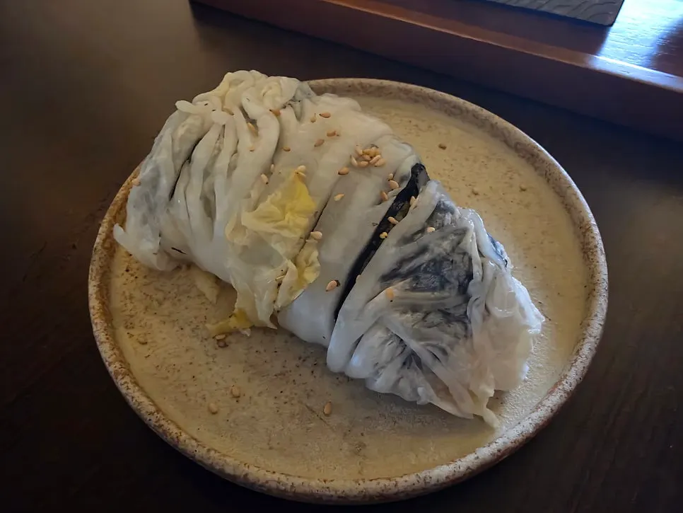 뚜뿔한우육회와 묵은지계란초밥