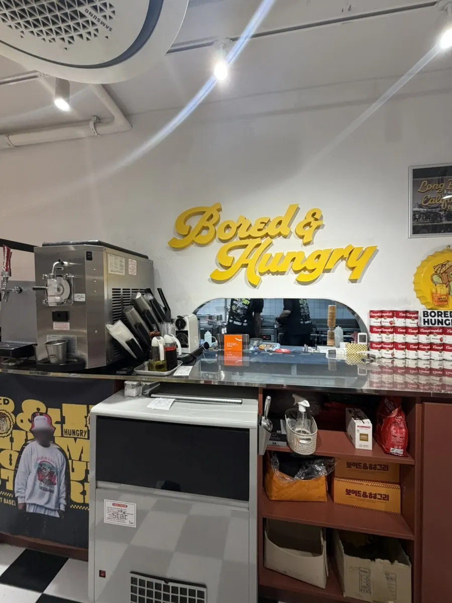 Restaurant entrance and accepted-payment information