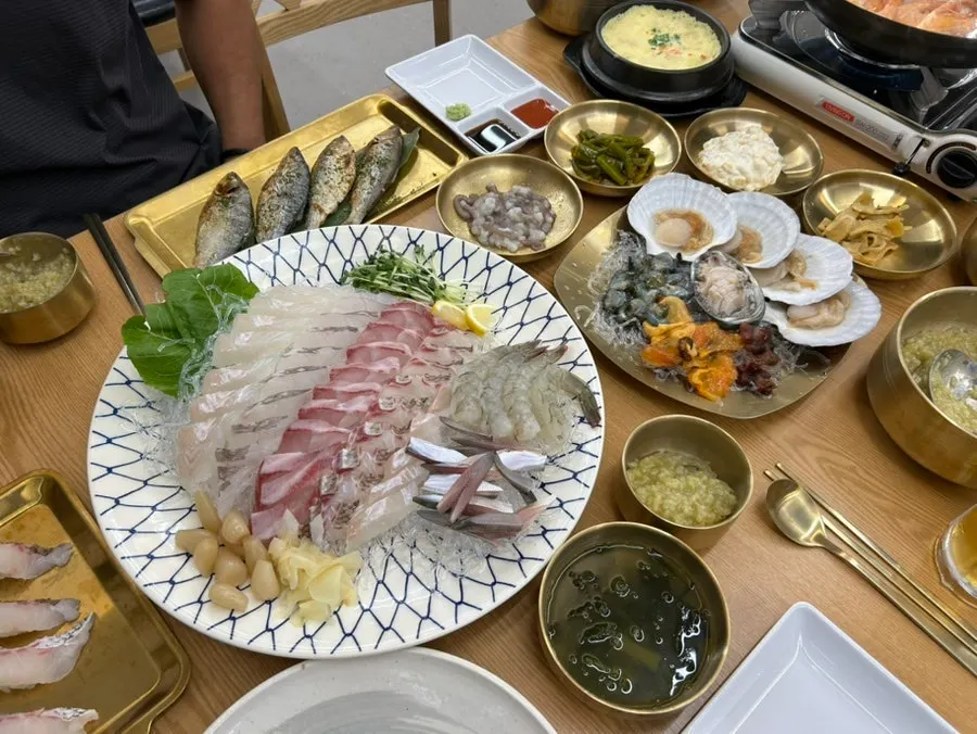 큰 테이블에 차려진 세트