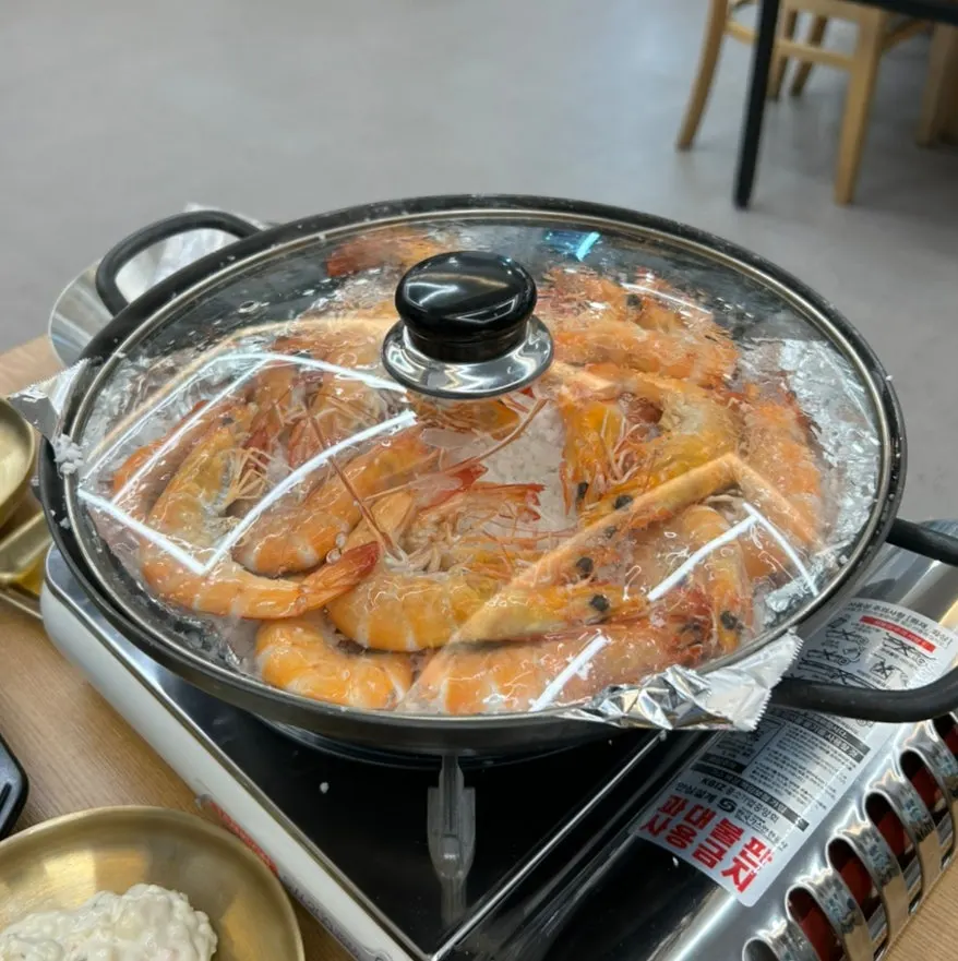 소금 위에 구워낸 활새우