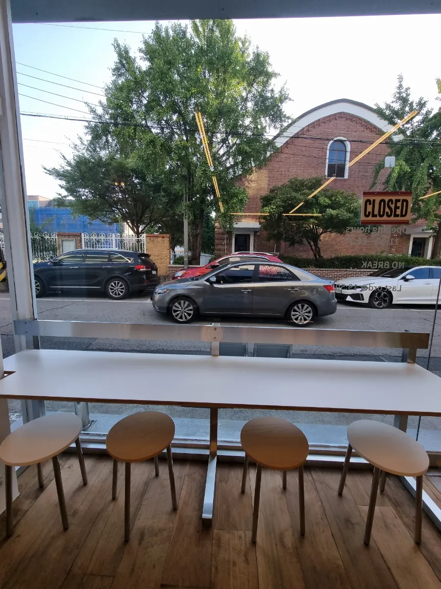 Long horizontal seating that fits groups