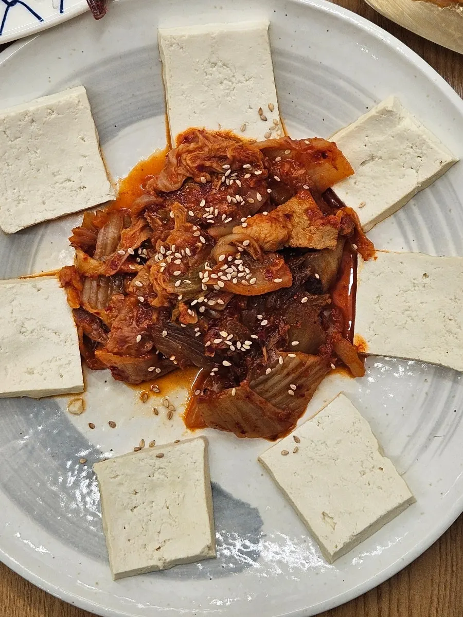 두부김치 한 접시