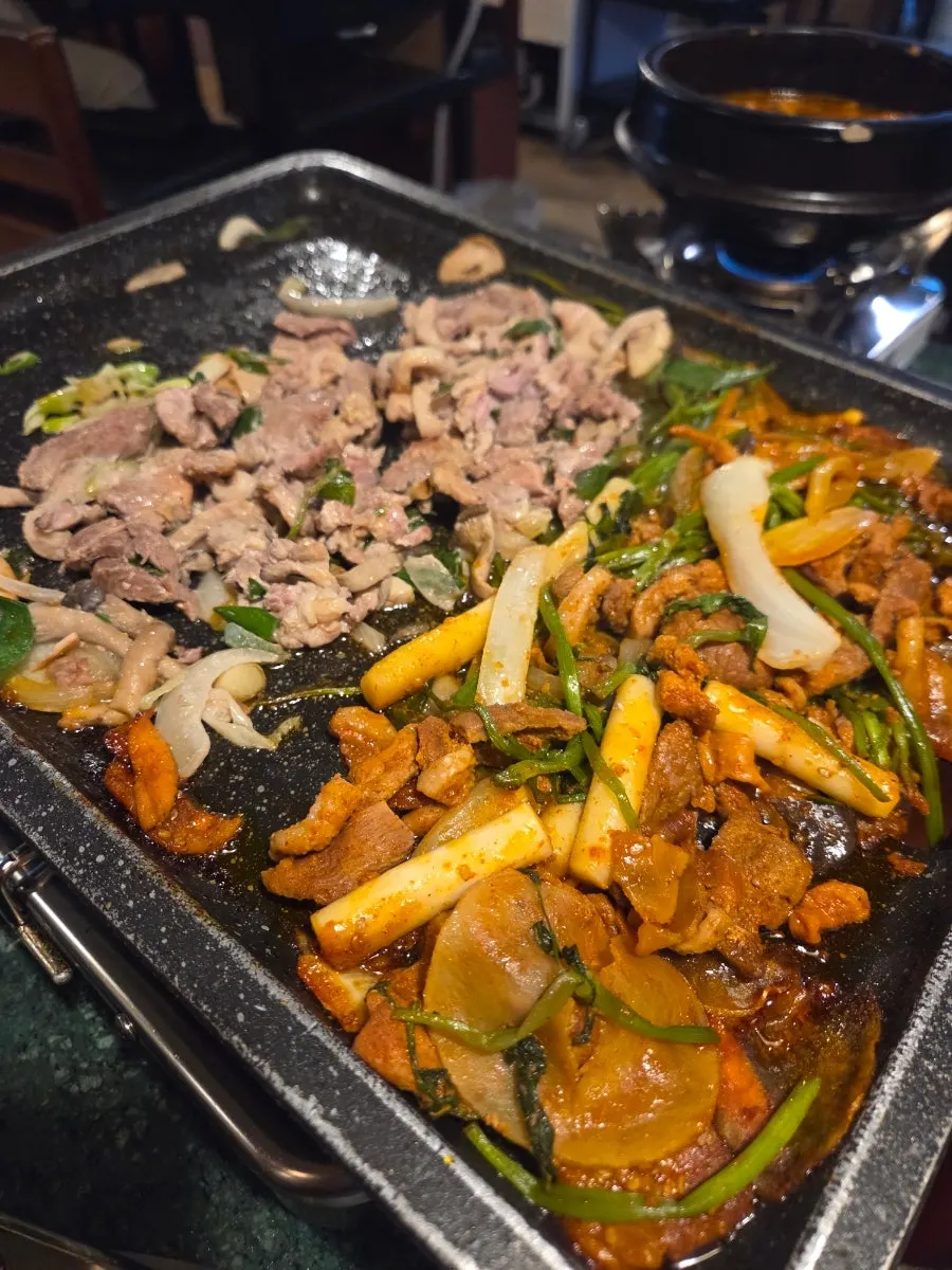 끓고 있는 공감탕 오리탕 냄비