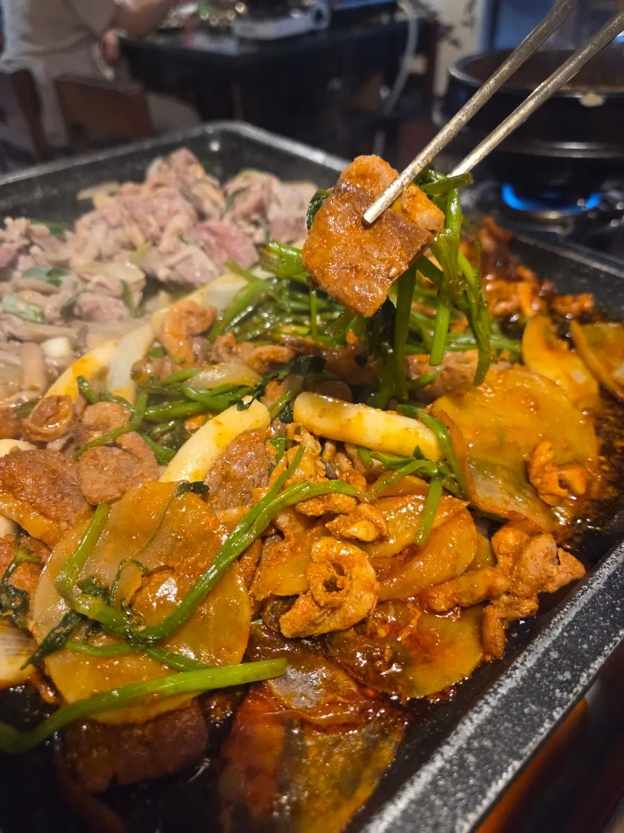 불판 위 오리로스와 미나리