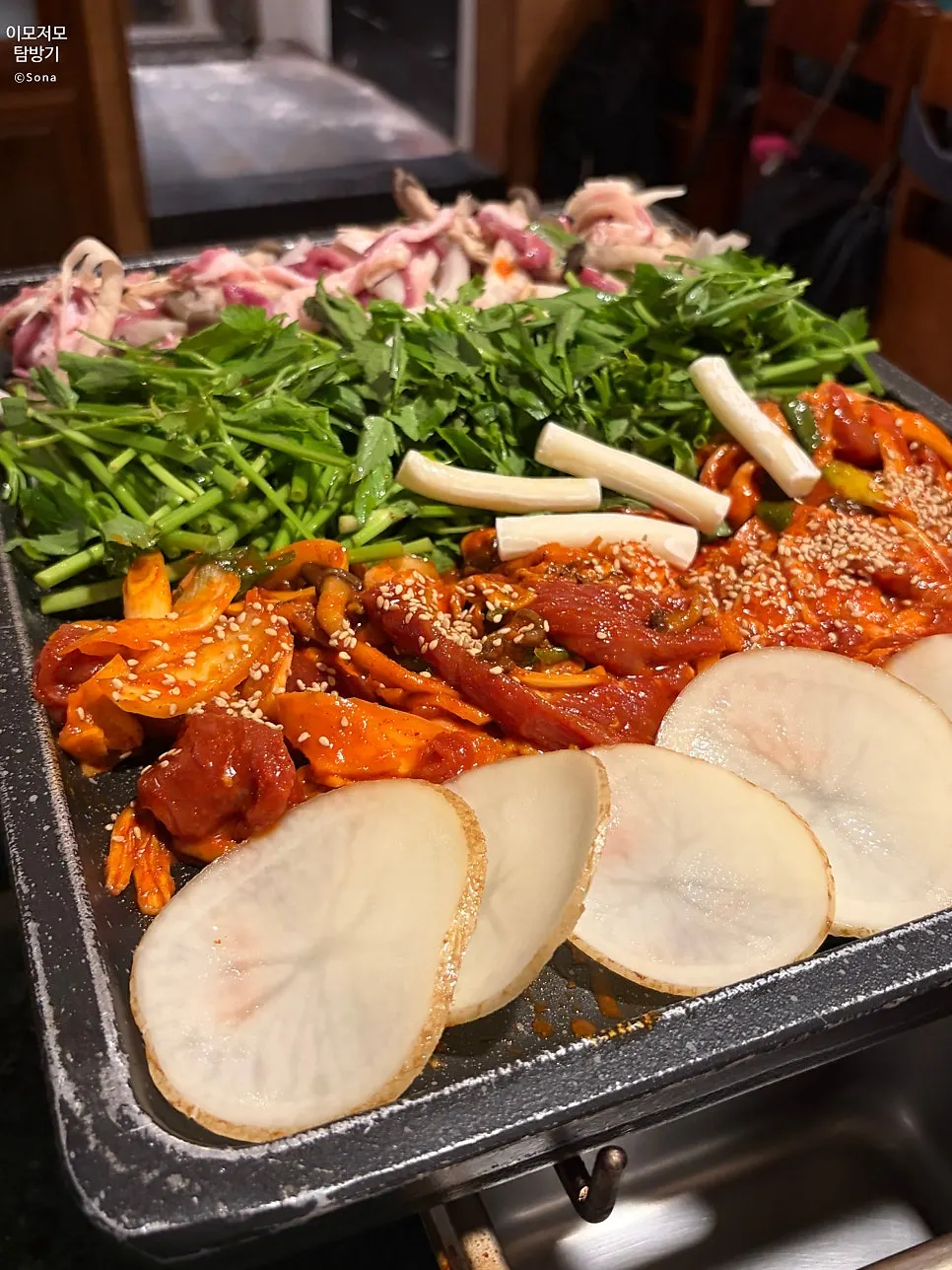 한 판에 담긴 오리주물럭과 로스