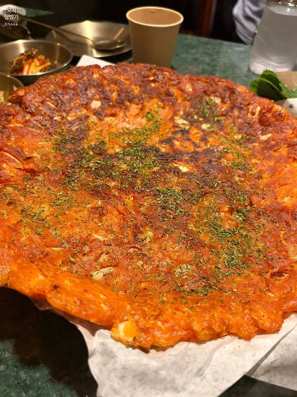 간장소스와 함께 나온 김치전