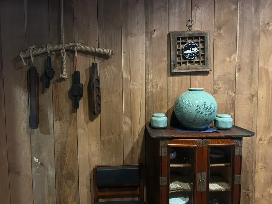 Gongjung Dodeok beside Gyeongui Line Forest Park