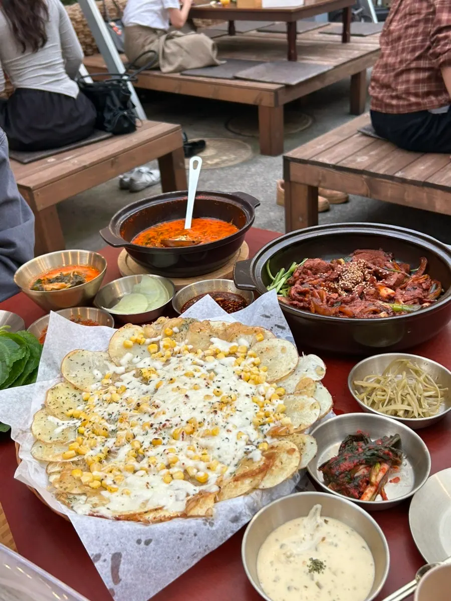 Side dishes with green onion kimchi and pickled radish slices
