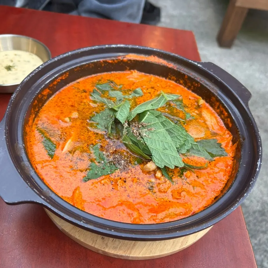 Duck soup topped with perilla seed powder and perilla leaves