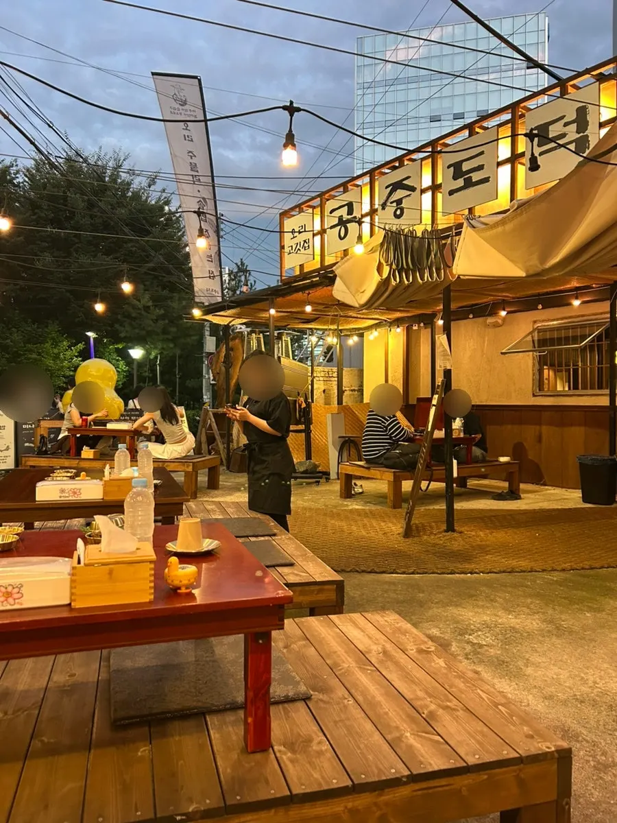 Evening atmosphere at Gongjung Dodeok outdoor seating