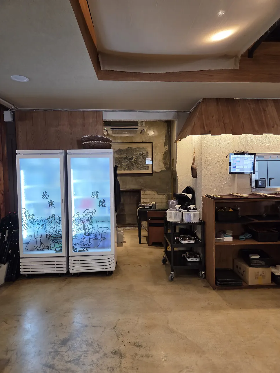 Clean table seating at Gongjung Dodeok