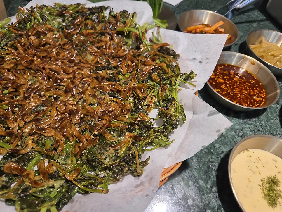 Crisp-fried barley shrimp minari pancake