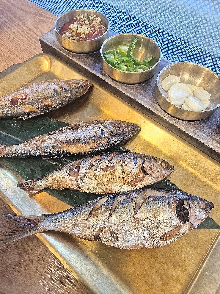 กุ้งเป็นกำลังสุกบนเตาเผาเกลือ