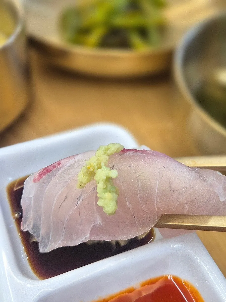 จานซูชิที่เสิร์ฟกลางมื้อ