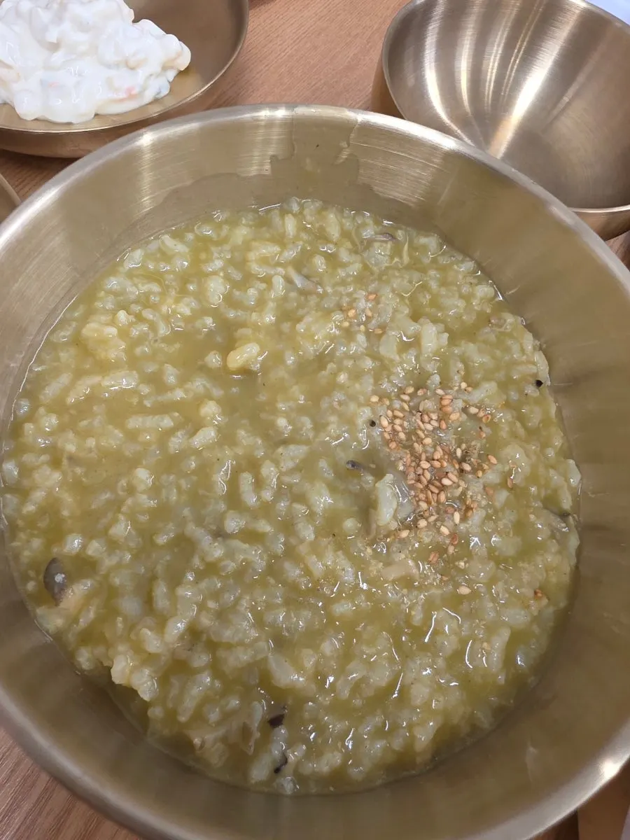 Bowl of abalone intestine porridge