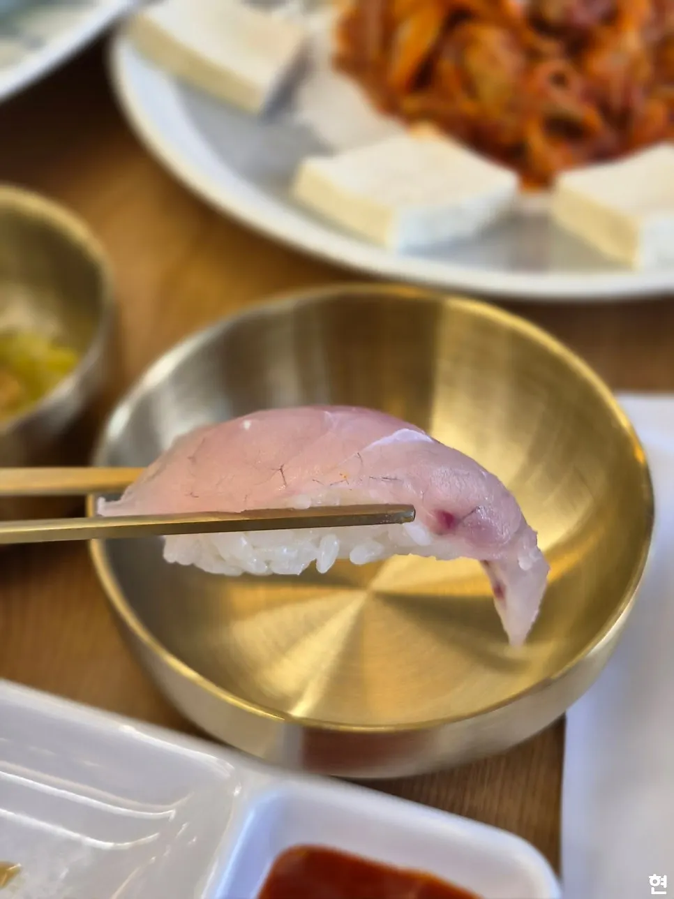 초장과 함께 먹는 제철 회